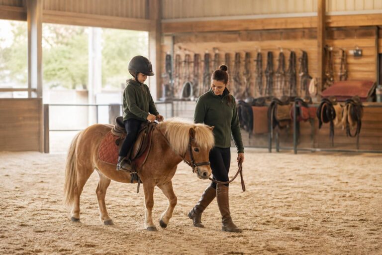Poney club : à quel âge inscrire son enfant, vraiment